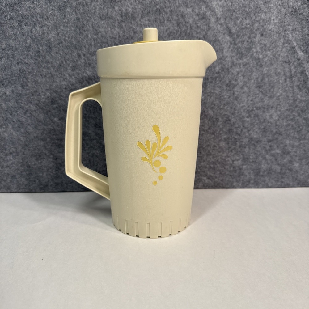 TG Tupperware 1 Quart Pitcher 874-7 Almond Beige Harvest Gold Push Button Lid
